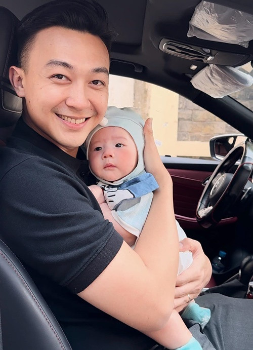 MC Phan Tô Ny hỗ trợ Ngân Anh chăm sóc quý tử.