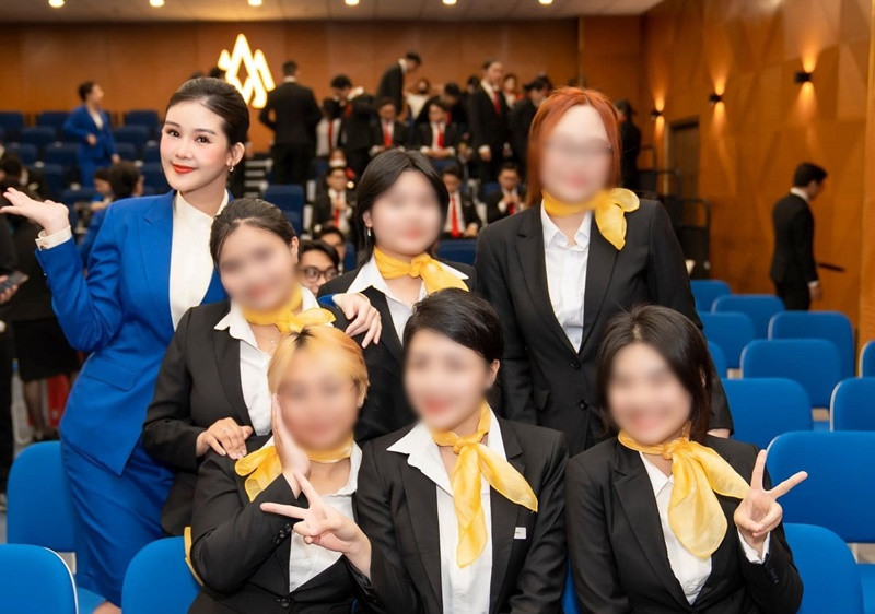 "Mấy tháng nay ở nhà, em học sinh Tino bị mami xếp thời khóa biểu đọc sách với học flashcard dày đặc nên ông bô Phan Tô Ny đành “giải cứu” Tino bằng cách đồng ý cho mami đi dạy lại sớm. Cô giáo đã trở lại rồi đây. Lâu ngày mới được chia sẻ trước sinh viên nên tôi được tiếp gấp đôi năng lượng luôn", Ngân Anh bày tỏ.