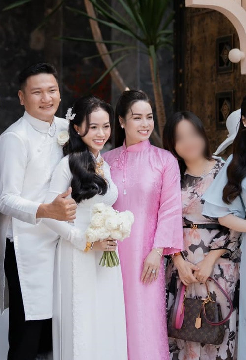 "Em tiễn nhỏ em của em về nhà chồng mà mấy nay anh chị trên mạng nói là em đi lấy chồng. Em nhìn đám cưới em cũng nôn lắm đó chứ. Nhưng thôi chừng nào duyên tới rồi chạy tiếp", Nhật Kim Anh cho hay.