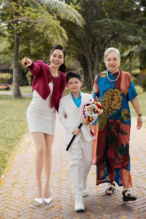 Nhật Kim Anh chia sẻ trên Vietnamnet, cô thấy mình may mắn vì dù không có người đàn ông bên cạnh nhưng có mẹ làm hậu phương hỗ trợ mọi việc.