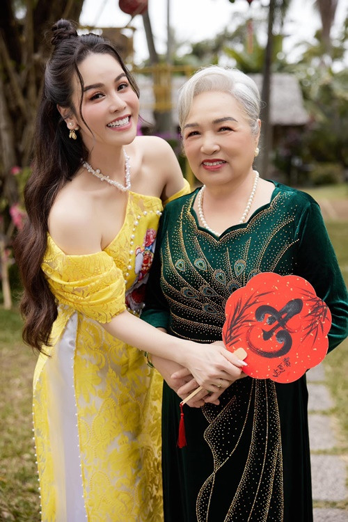 Ngoài công việc, con trai, nữ diễn viên còn dành nhiều thời gian cho mẹ ruột.