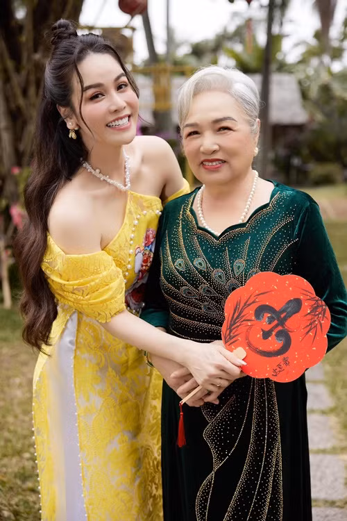 Ngoài công việc, con trai, nữ diễn viên còn dành nhiều thời gian cho mẹ ruột.