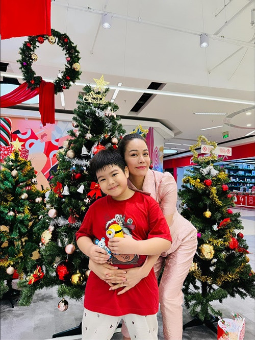 Con trai Nhật Kim Anh sống cùng bố và ông bà nội ở Cần Thơ. Nhật Kim Anh chia sẻ, gần như tuần nào cô cũng dành hai ngày cuối tuần để về với con.