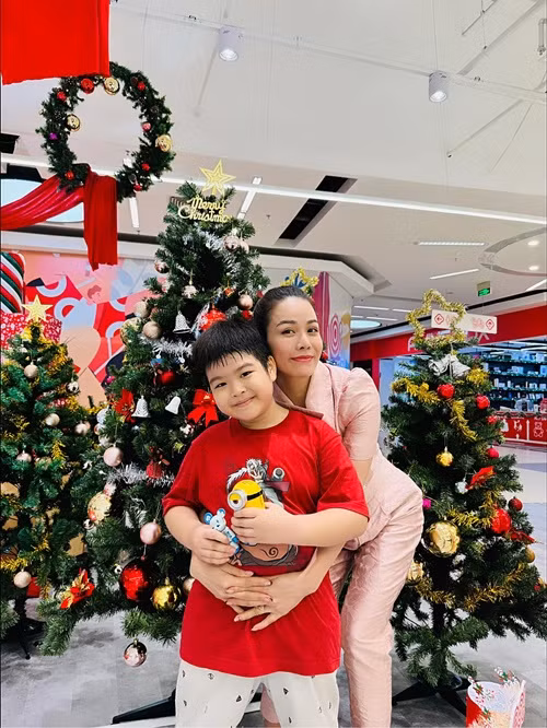 Con trai Nhật Kim Anh sống cùng bố và ông bà nội ở Cần Thơ. Nhật Kim Anh chia sẻ, gần như tuần nào cô cũng dành hai ngày cuối tuần để về với con.