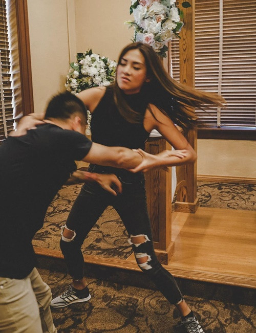 Chân dài còn viết: “Nói nhẹ cảm động không nghe! Phải để cảm lạnh anh mới đồng ý đúng không chồng? Cuối cùng mình cũng đã thuộc về em. Chào mừng anh đến với bình nguyên vô tận, à với thế giới “công - dung - ngôn - hạnh” của một người vợ xinh đẹp, hiền thục, nhu mì như em. Nói nhẹ nhàng nghe thì không sao, chứ à không nghe, không chiều thì kết quả như hình bên dưới nhé mình ơi!”.