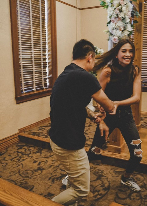 Đi kèm với đó, Võ Hoàng Yến đăng tải hình ảnh hài hước bên chồng.