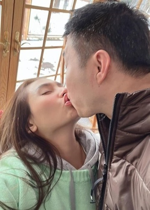 Thế nhưng, vì COVID-19, cặp đôi rời hôn lễ sang năm 2021. Sau đó, Võ Hoàng Yến một lần nữa hoãn cưới vì công việc bận rộn.