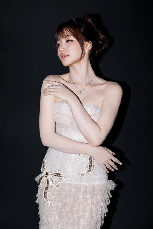 Không chỉ giỏi kiếm tiền, Hòa Minzy còn trẻ trung, xinh đẹp. Giọng ca gốc Bắc Ninh từng chia sẻ cô ngày càng trẻ đẹp vì có con trai: “Sinh con xong, phụ nữ thường yếu đi nhưng gần đây tôi thấy mình trẻ, vui vẻ hơn, như ông bà có câu gái một con trông mòn con mắt”.