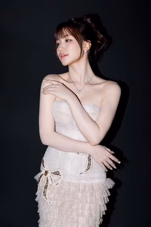 Không chỉ giỏi kiếm tiền, Hòa Minzy còn trẻ trung, xinh đẹp. Giọng ca gốc Bắc Ninh từng chia sẻ cô ngày càng trẻ đẹp vì có con trai: “Sinh con xong, phụ nữ thường yếu đi nhưng gần đây tôi thấy mình trẻ, vui vẻ hơn, như ông bà có câu gái một con trông mòn con mắt”.