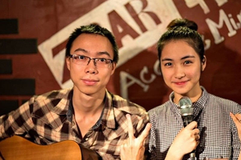 Hòa Minzy từng công khai hẹn hò với Tùng Acoustic - người khá nổi tiếng trên mạng xã hội nhờ các clip hướng dẫn chơi guitar và hát cover. Mối quan hệ giữa hai người bắt đầu rạn nứt khi Hòa Minzy chuyển vào Sài Gòn để lập nghiệp trong khi bạn trai của cô sống ngoài Bắc. Vì xa mặt cách lòng, cặp đôi quyết định chia tay vào tháng 10/2014.