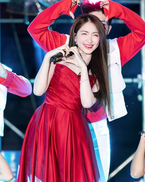 Nhiều khán giả cho rằng Hòa Minzy là ca sĩ đang lên nên ít khi cả tháng không có show nếu như cô không bận việc cá nhân. Ảnh: FBNV.