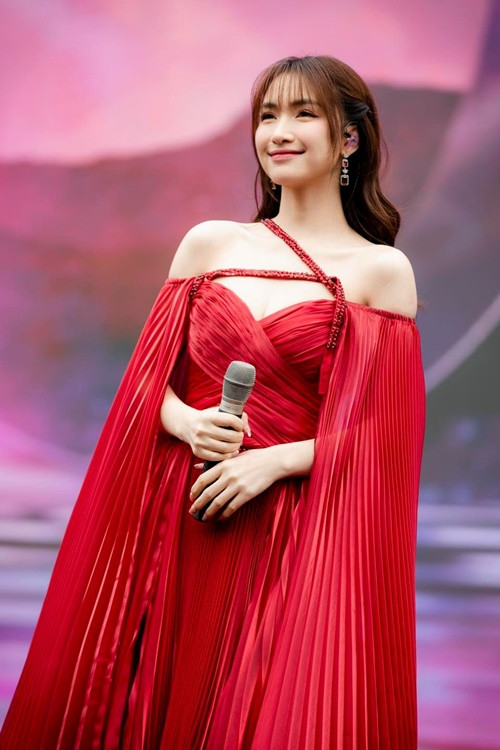 Hòa Minzy là một trong những ca sĩ giỏi kiếm tiền. Nữ ca sĩ từng chia sẻ, nghề ca hát của cô kiếm tiền không cố định, có thể vài ba ngày là có 500 triệu hoặc ký hợp đồng xong một dự án là có 500 triệu nhưng cũng có tháng không có show thì không có tiền. Ảnh: FBNV.