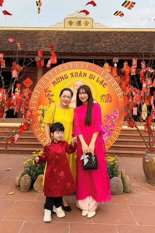 Hòa Minzy cho biết, cô chăm chỉ làm việc và có ý chí không thua kém cánh mày râu. Nữ ca sĩ từng khẳng định bản thân có khả năng kiếm tiền, độc lập tài chính, phụng dưỡng cha mẹ. Ảnh: FBNV.