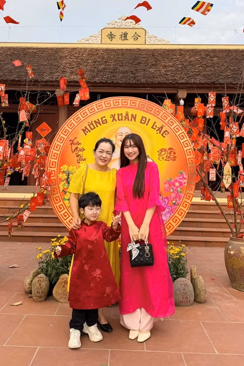 Hòa Minzy cho biết, cô chăm chỉ làm việc và có ý chí không thua kém cánh mày râu. Nữ ca sĩ từng khẳng định bản thân có khả năng kiếm tiền, độc lập tài chính, phụng dưỡng cha mẹ. Ảnh: FBNV.