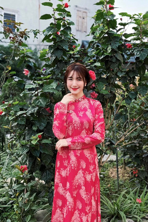 Hòa Minzy kiếm tiền nhiều nhờ buôn bán bất động sản. Nữ ca sĩ cho biết, cô muốn làm nhà bất động sản vì muốn trở thành một người mẹ giàu có. Ảnh: FBNV.