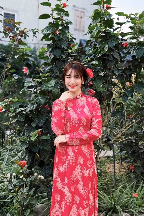 Hòa Minzy kiếm tiền nhiều nhờ buôn bán bất động sản. Nữ ca sĩ cho biết, cô muốn làm nhà bất động sản vì muốn trở thành một người mẹ giàu có. Ảnh: FBNV.