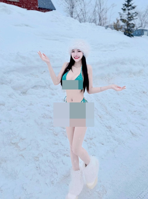  Hot girl Thái Lan kết hợp bikini hai mảnh với đôi bốt đi tuyết, chiếc mũ lông trắng.