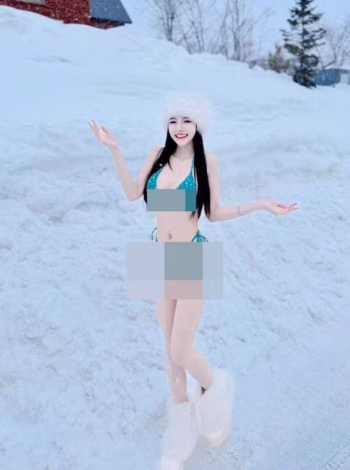  Hot girl Thái Lan kết hợp bikini hai mảnh với đôi bốt đi tuyết, chiếc mũ lông trắng.