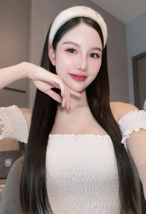 Hot girl không ít lần khoe mua sắm hàng hiệu.