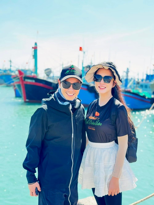 Phía Minh Hà phản hồi các bình luận đầy úp mở. Ví như khi có người hỏi em bé trong bụng con trai hay con gái, vợ Lý Hải chia sẻ: “Dạ mong một cặp chị ạ”. Khi có cư dân mạng bình luận: “Nay đỡ nghén nên nhìn tươi quá”, Minh Hà đáp lại bằng biểu tượng mặt cười.