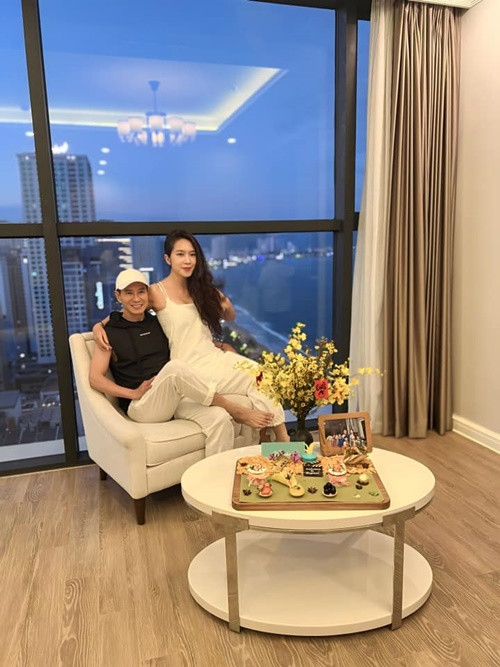 Một số cư dân mạng tinh ý nhận ra khi chia sẻ hình ảnh vòng hai nhô cao, Minh Hà sử dụng hashtag về phần mới của series Lật mặt, bởi vậy, có ý kiến cho rằng bài đăng có thể chỉ là chiêu thức quảng bá phim.