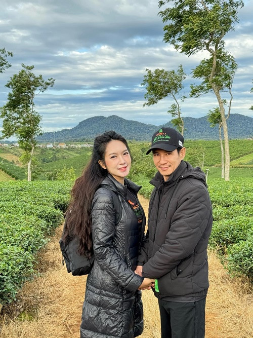 Cô chia sẻ trên Dân Trí: “Tôi không biết vì sao bị đồn, có lẽ mọi người mong tôi có thêm em bé nữa hay sao đó". (cười lớn)