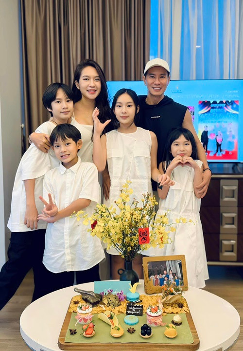 "Vừa rồi gia đình tôi có đi biển, tôi mặc đầm trắng suông có bèo ở trước, lại bế con nữa. Khi tôi up hình gia đình lên phía dưới có nhiều bạn khán giả hỏi sao thấy bụng to. Có lẽ mọi người quen việc tôi sinh 4 con liên tục nên khi tôi mặc đầm rộng đều liên tưởng tôi có bầu. Với thường mỗi lần tôi đi du lịch là có con nên chắc mọi người nghi vấn”, Minh Hà nói.