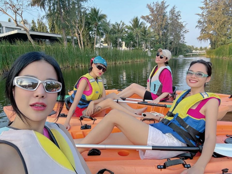 Chia sẻ hình ảnh du lịch cùng hội bạn thân, Đàm Thu Trang viết: "Làm phụ nữ ở tuổi này thật khó, vừa phải đọ trẻ đẹp với các em 18, vừa phải đọ giàu có với các chị 45".