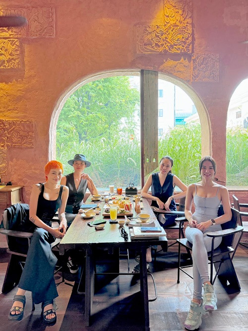 Các thành viên trong hội bạn thân của Đàm Thu Trang đều xinh đẹp, trẻ trung.