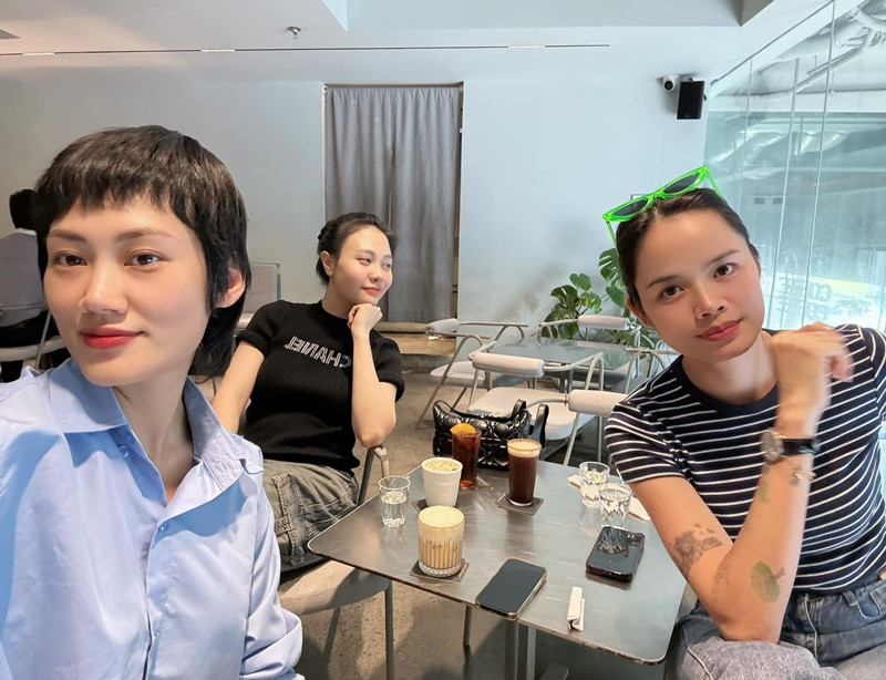 Nhóm của Đàm Thu Trang có cuộc sống sang chảnh.