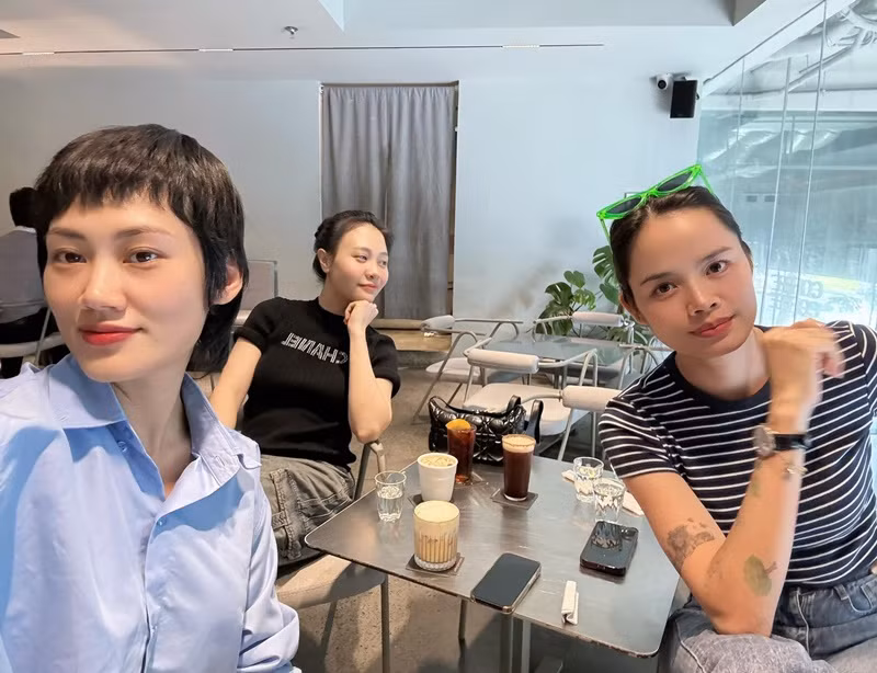 Nhóm của Đàm Thu Trang có cuộc sống sang chảnh.