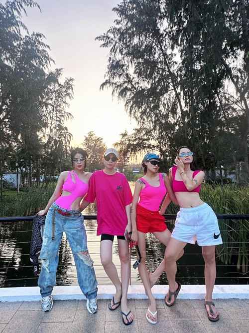 Hội bạn thân của Đàm Thu Trang (thứ hai bên trái) vừa đi du lịch.