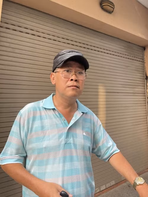 "Ông bầu" Phước Sang kín tiếng về chuyện tình cảm sau khi ly hôn Kim Thư. Khi được hỏi về tin đồn tái hôn và có thêm con gái, anh cho biết: “Tôi xin từ chối trả lời các câu hỏi về cuộc sống riêng. Tôi không muốn khuấy động cuộc sống vốn chưa được bình yên của các con. Trong dịp thích hợp, tôi sẽ chia sẻ với khán giả về những sóng gió của đời mình”. Ảnh: Gia Đình Xã Hội.