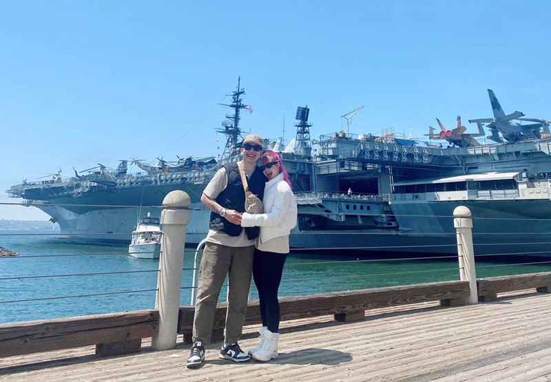 Ngoài thời gian làm việc, vợ chồng Khởi My cùng nhau chăm sóc thú cưng, vào bếp nấu ăn, gặp gỡ người thân.