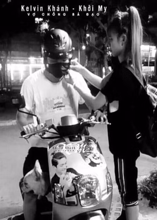 Khởi My ân cần cài dây bảo hiểm cho chồng kém 4 tuổi.