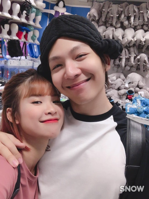 Khởi My hài hước cho biết, vợ chồng cô ở với nhau đã tăng động, chí chóe nên có con chắc sẽ sinh chuyện.