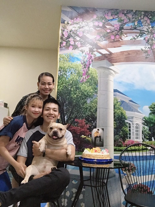 Khởi My có mối quan hệ tốt đẹp với mẹ chồng.