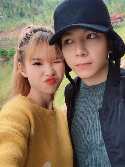 Kelvin Khánh chia sẻ, cuộc sống vợ chồng anh rất hạnh phúc nên cứ sống với nhau như vậy. Đến thời điểm nào đó, nếu cảm thấy cần có con, cặp đôi sẽ tính tiếp.