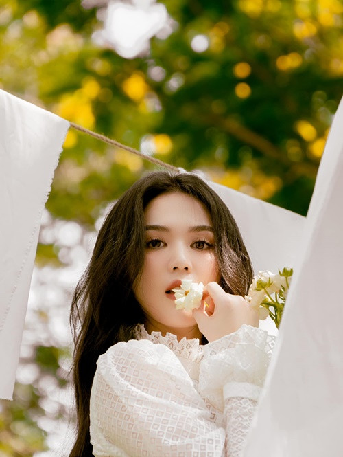 Cô còn viết: "Chúc em học được cách mỉm cười, dịu dàng đối xử với thế gian. Chúc em coi nhẹ thiệt hơn được mất, không phải mãi dây dưa vương vấn. Chúc em học được cách dũng cảm, chẳng còn phải ngần ngại e dè".