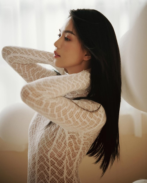 Ngọc Trinh ăn mặc kín đáo hơn có lẽ vì không muốn vướng thị phi.