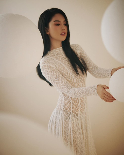 Nữ người mẫu trở lại với công việc kinh doanh, tái xuất showbiz bằng một số bộ ảnh.