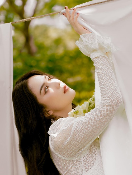 Nhân ngày 8/3, Ngọc Trinh nhắn nhủ đến người hâm mộ cũng như động viên bản thân: "Hãy cố gắng để trở nên thật đẹp, ngay cả khi trái tim em đã chi chít những tổn thương và chuỗi ngày em từng sống với nước mắt. Để biết rằng, dù cuộc đời có xảy ra những biến cố nhiều bất hạnh thì ngày hôm nay, em vẫn kiên cường, vẫn đầy kiêu hãnh và xinh đẹp. Chúc muôn bóng hồng luôn tỏa hương, khoe sắc rực rỡ theo cách của riêng mình. Hãy tận hưởng ngày của mình một cách trọn vẹn nhất nhé!".