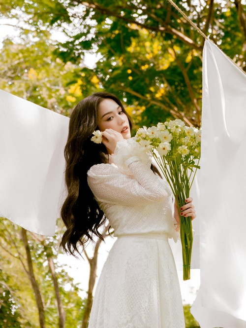 Chân dài gốc Trà Vinh lựa chọn phong cách nhẹ nhàng.