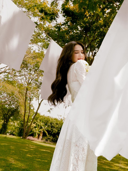 Nhan sắc Ngọc Trinh được nhiều người khen ngợi.