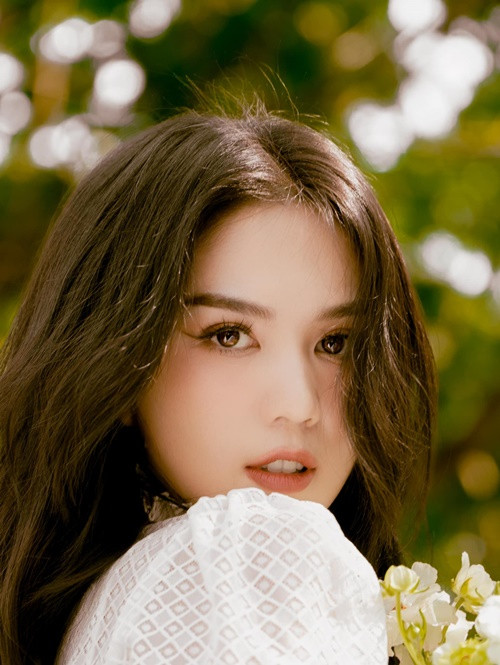 Trong khi nhiều mỹ nhân Việt khoe quà 8/3 từ nửa kia, Ngọc Trinh chỉ chia sẻ bộ ảnh mới.