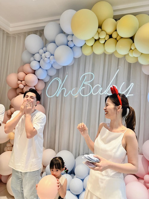 Trên trang cá nhân, Ông Cao Thắng - Đông Nhi vừa đăng tải clip ghi lại bữa tiệc tiết lộ giới tính con thứ hai.