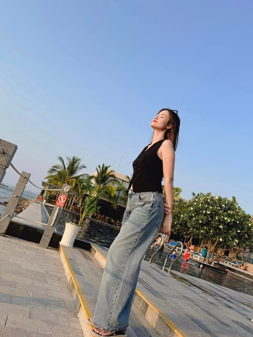 Khi vòng hai vẫn chưa nhô cao, nữ ca sĩ không ngần ngại diện trang phục hở eo.