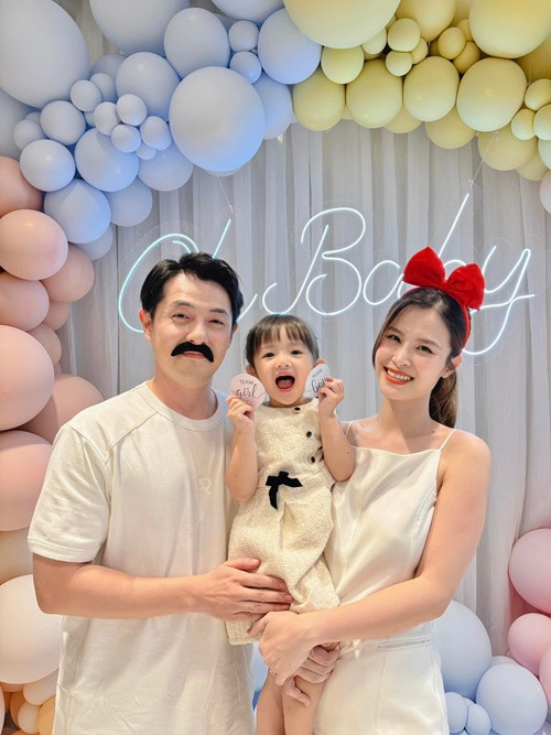 Bé Winnie chia sẻ, sắp tới cô nhóc sẽ chăm sóc em, dạy em bơi, nhường đồ chơi cho em.