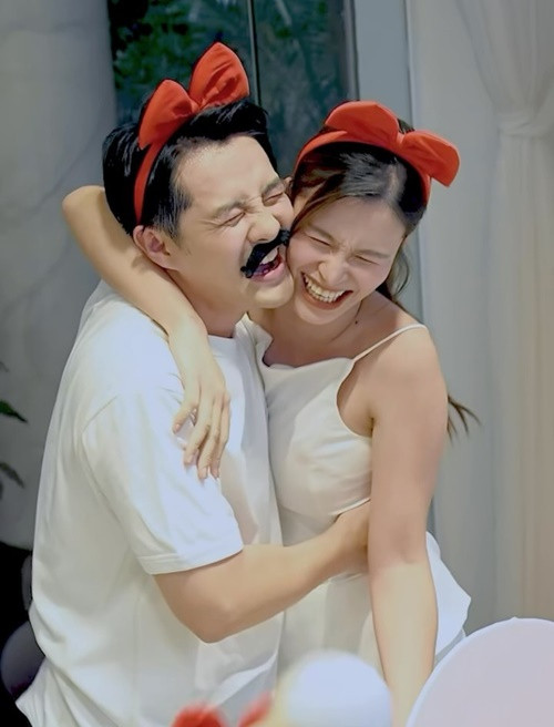 Đông Nhi mang bầu con gái thứ hai. "Sau bao ngày hồi hộp chờ đợi thì cuối cùng thời khắc ấy cũng đến. Ba mẹ và chị Winnie rất iu thương và mong chờ rồng con của gia đình", nữ ca sĩ viết trên trang cá nhân.