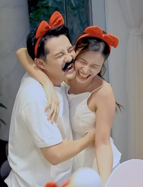 Đông Nhi mang bầu con gái thứ hai. "Sau bao ngày hồi hộp chờ đợi thì cuối cùng thời khắc ấy cũng đến. Ba mẹ và chị Winnie rất iu thương và mong chờ rồng con của gia đình", nữ ca sĩ viết trên trang cá nhân.